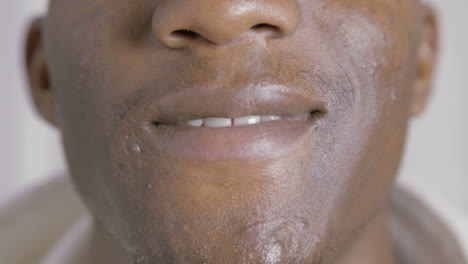Lächelnde-Lippen-Eines-Jungen-Afroamerikanischen-Mannes